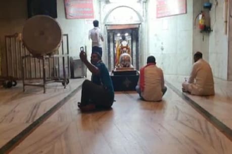 Lockdown में महाकाल मंदिर में घुसे अज्ञात श्रद्धालु : दर्शन के फोटो Viral हुए तो शुरू हुई जांच Lockdown में महाकाल मंदिर में घुसे अज्ञात श्रद्धालु : दर्शन के फोटो Viral हुए तो शुरू हुई जांच