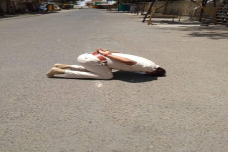 तपती दोपहर में सड़क पर किसके सामने नतमस्तक हुए SP साहब, Photo वायरल तपती दोपहर में सड़क पर किसके सामने नतमस्तक हुए SP साहब, Photo वायरल