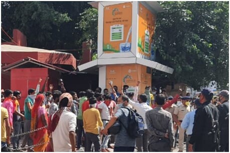 Lockdown: उत्तराखंड में फंसे बिहार के मजदूरों के सब्र का बांध टूटा, देहरादून में बड़ा प्रदर्शन Lockdown: उत्तराखंड में फंसे बिहार के मजदूरों के सब्र का बांध टूटा, देहरादून में बड़ा प्रदर्शन