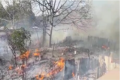 अहमदाबाद के साबरमती इलाके में आग, चपेट में आईं 50 से ज्‍यादा झोपड़पट्टी