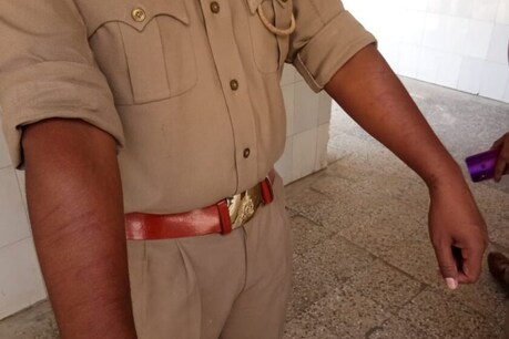Lockdown का उल्लंघन करने से रोकने पर हमला