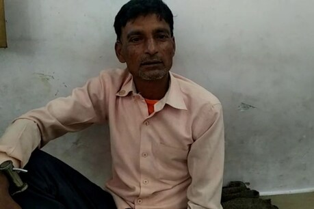 मुरादाबाद: थाने पहुंच कर पति बोला- शक था इसलिए मैंने अपनी पत्नी को कुल्हाड़ी से काट डाला मुरादाबाद: थाने पहुंच कर पति बोला- शक था इसलिए मैंने अपनी पत्नी को कुल्हाड़ी से काट डाला