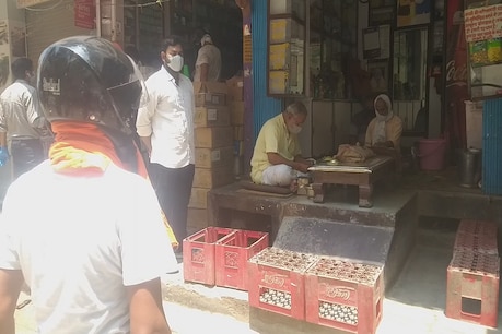 वाराणसी में खुली बनारसी पान की दुकान, शौकीनों के चेहरे पर मुस्कान, लगी लाइनें वाराणसी में खुली बनारसी पान की दुकान, शौकीनों के चेहरे पर मुस्कान, लगी लाइनें