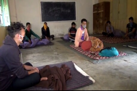 यूपी के अमरोहा से घर वापसी को निकला नेपालियों का दल आसमान से गिरा खजूर पर अटका यूपी के अमरोहा से घर वापसी को निकला नेपालियों का दल आसमान से गिरा खजूर पर अटका