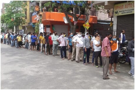 Lockdown: काशी में दिखा सोशल डिस्टेंसिंग का अनूठा तरीका, शराब खरीदने वालों ने किया ये काम Lockdown: काशी में दिखा सोशल डिस्टेंसिंग का अनूठा तरीका, शराब खरीदने वालों ने किया ये काम