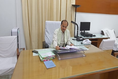 अधीर रंजन चौधरी फिर से पीएसी अध्यक्ष नियुक्त, लॉकडाउन में पहुंचे दफ्तर अधीर रंजन चौधरी फिर से पीएसी अध्यक्ष नियुक्त, लॉकडाउन में पहुंचे दफ्तर