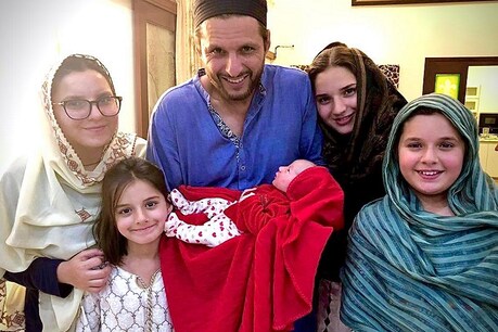 45 की उम्र में 5वीं बार बेटी के पिता बनने वाले अफरीदी ने कहा, लड़के की...