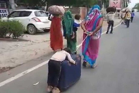 Lockdown: वायरल तस्वीर पर आगरा के DM का संवेदनहीन बयान, बोले- बचपन में हम भी लेट जाते थे सूटकेस पर Lockdown: वायरल तस्वीर पर आगरा के DM का संवेदनहीन बयान, बोले- बचपन में हम भी लेट जाते थे सूटकेस पर