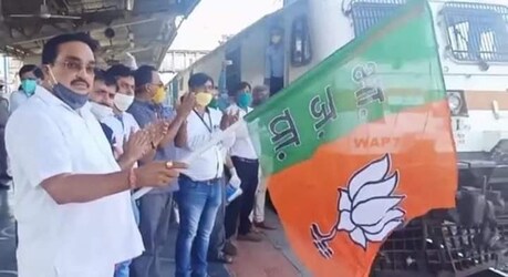 प्रवासियों के लिए रवाना हो रही ट्रेन को दिखाया पार्टी का झंडा तो कांग्रेस ने पूछा यह बीजेपी की ट्रेन है या देश की? प्रवासियों के लिए रवाना हो रही ट्रेन को दिखाया पार्टी का झंडा तो कांग्रेस ने पूछा यह बीजेपी की ट्रेन है या देश की?