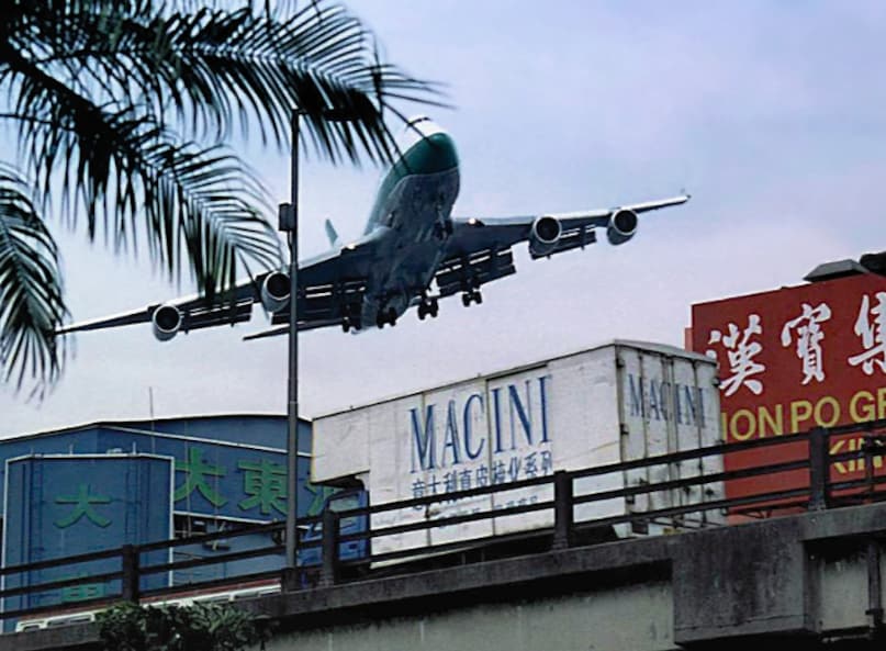 हांगकांग का काई टाक एयरपोर्ट (Kai Tak Airport) इंटरनेशनल एयरपोर्ट हुआ करता था, जो खतरों की वजह से साल 1998 में ही बंद हो चुका. इसके नाम में ही खतरा छिपा हुआ है, काई टाक यानी मेंडेरियन भाषा में होता है दिल का दौरा पड़ना. यहां लैंड करना दिल के दौरे को बुलावा देने से अलग नहीं था. दोनों तरफ से रिहायशी मकानों से घिरे इस एयरपोर्ट पर उतरने के दौरान यात्री लोगों के घरों की खिड़कियों-दरवाजों से तक झांकते हुए उतरते थे. हांगकांग का काई टाक एयरपोर्ट (Kai Tak Airport) इंटरनेशनल एयरपोर्ट हुआ करता था, जो खतरों की वजह से साल 1998 में ही बंद हो चुका. इसके नाम में ही खतरा छिपा हुआ है, काई टाक यानी मेंडेरियन भाषा में होता है दिल का दौरा पड़ना. यहां लैंड करना दिल के दौरे को बुलावा देने से अलग नहीं था. दोनों तरफ से रिहायशी मकानों से घिरे इस एयरपोर्ट पर उतरने के दौरान यात्री लोगों के घरों की खिड़कियों-दरवाजों से तक झांकते हुए उतरते थे.