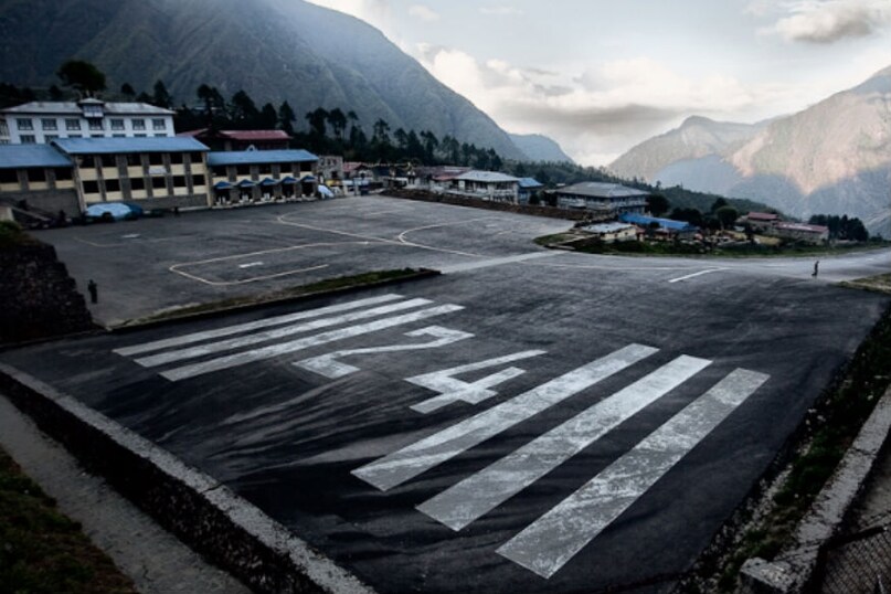 नेपाल का तेनजिंग हिलेरी एयरपोर्ट, जिसे लुक्ला (Lukla) एयरपोर्ट भी कहते हैं, दुनिया के सबसे भयानक एयरपोर्ट्स में शामिल है. हिमालय की बर्फीली चोटियों में माउंट एवरेस्ट के पास बना ये एयरपोर्ट 9,325 फीट ऊंचाई पर है. इसका रनवे काफी छोटा है, जिसके कारण यहां छोटे विमान ही उतर सकते हैं. यहां रनवे के एक ओर पहाड़ियां हैं तो दूसरी ओर दक्षिण में लगभग 600 मीटर गहरी खाई है. यहां जाने के लिए खासा मजबूत कलेजा चाहिए, यही वजह है कि एवरेस्ट फतह करने की इच्छा रखने वाले ही यहां जाते हैं. नेपाल का तेनजिंग हिलेरी एयरपोर्ट, जिसे लुक्ला (Lukla) एयरपोर्ट भी कहते हैं, दुनिया के सबसे भयानक एयरपोर्ट्स में शामिल है. हिमालय की बर्फीली चोटियों में माउंट एवरेस्ट के पास बना ये एयरपोर्ट 9,325 फीट ऊंचाई पर है. इसका रनवे काफी छोटा है, जिसके कारण यहां छोटे विमान ही उतर सकते हैं. यहां रनवे के एक ओर पहाड़ियां हैं तो दूसरी ओर दक्षिण में लगभग 600 मीटर गहरी खाई है. यहां जाने के लिए खासा मजबूत कलेजा चाहिए, यही वजह है कि एवरेस्ट फतह करने की इच्छा रखने वाले ही यहां जाते हैं.