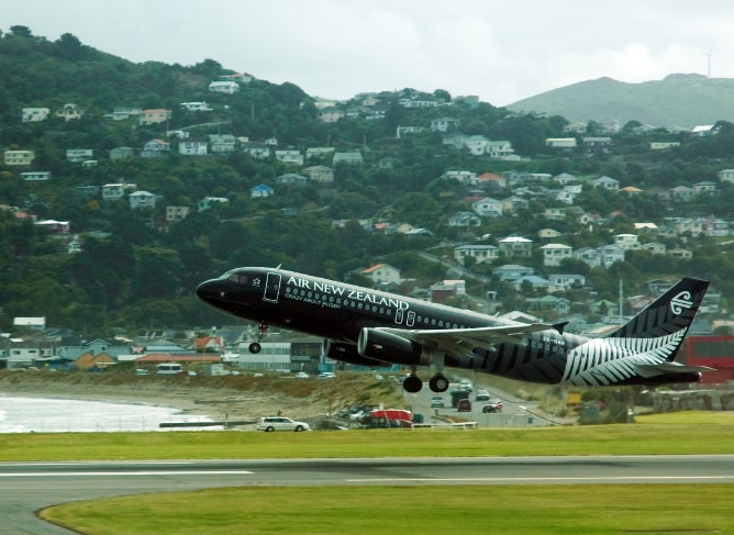 न्यूजीलैंड का वेलिंगटन इंटरनेशनल एयरपोर्ट (Wellington International Airport) इसी के तहत आता है. इसकी रनवे समुद्र के बीचोंबीच है, जो वहीं से शुरू और वहीं खत्म होता है. ये सिंगल लेन है, जहां किसी भी हाल में फ्लाइट मुड़ नहीं सकती है. पहाड़ों और समुद्र के बीच होने के कारण इस एयरपोर्ट में हरदम तूफानी हवाएं चलती होती हैं और कही पायलेट्स यहां से उड़ान भर पाते हैं.