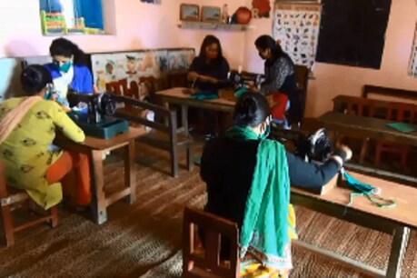 आत्मनिर्भरता के लिए प्रशिक्षण केंद्र की ओर महिलाओं ने बढ़ाए कदम, सीख रहीं नया हुनर आत्मनिर्भरता के लिए प्रशिक्षण केंद्र की ओर महिलाओं ने बढ़ाए कदम, सीख रहीं नया हुनर