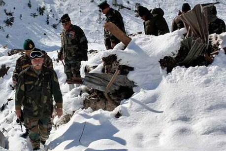 सिक्किम: हिमस्खलन में फंसे 17 जवान बचाए गए, एक अब भी लापता सिक्किम: हिमस्खलन में फंसे 17 जवान बचाए गए, एक अब भी लापता