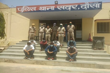 दौसा में पेट्रोल पंप लूट मामले में 7 आरोपी गिरफ्तार, 18 मई को दिया था वारदात को अंजाम दौसा में पेट्रोल पंप लूट मामले में 7 आरोपी गिरफ्तार, 18 मई को दिया था वारदात को अंजाम