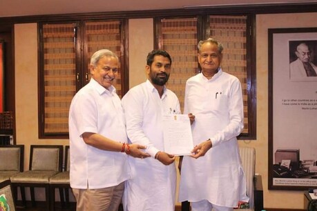 माकपा MLA बलवान पूनिया ने CM रिलीफ फंड में दान की अंगूठी, लॉकडाउन खत्म होने पर देंगे रकम माकपा MLA बलवान पूनिया ने CM रिलीफ फंड में दान की अंगूठी, लॉकडाउन खत्म होने पर देंगे रकम