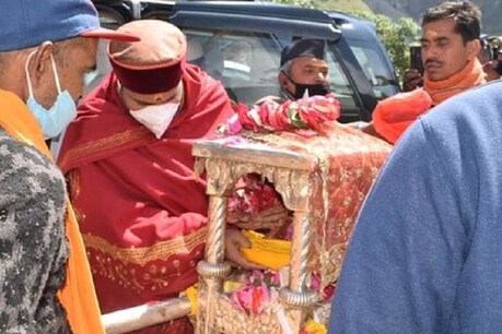 पांडुकेश्वर से चली भगवान बदरी विशाल की डोली, सुबह 4.30 बजे खुलेंगे बदरीनाथ धाम के कपाट पांडुकेश्वर से चली भगवान बदरी विशाल की डोली, सुबह 4.30 बजे खुलेंगे बदरीनाथ धाम के कपाट