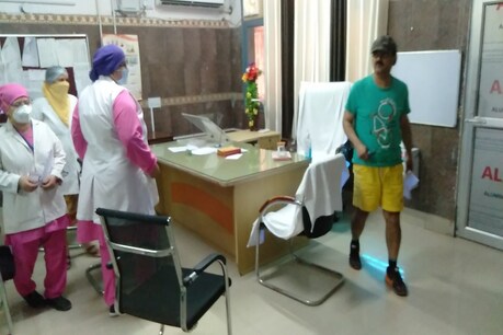 खबर का असर: निक्कर और टी-शर्ट में अस्पताल पहुंचने वाले CMO का तबादला खबर का असर: निक्कर और टी-शर्ट में अस्पताल पहुंचने वाले CMO का तबादला