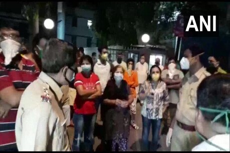Covid-19: मुंबई में क्वारंटाइन सेंटर बनाने को लेकर स्थानीय लोग उतरे सड़क पर Covid-19: मुंबई में क्वारंटाइन सेंटर बनाने को लेकर स्थानीय लोग उतरे सड़क पर