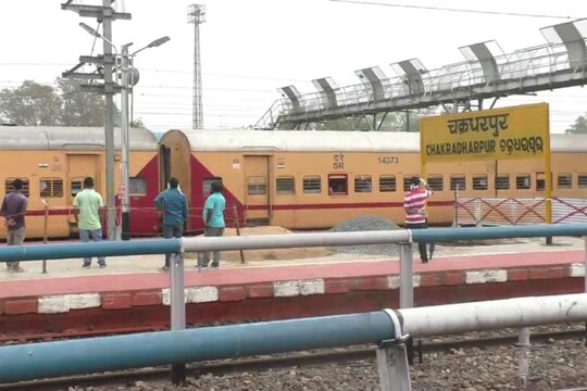 एक जून से चक्रधरपुर रेलमंडल से होकर पांच ट्रेनें चलेंगी 