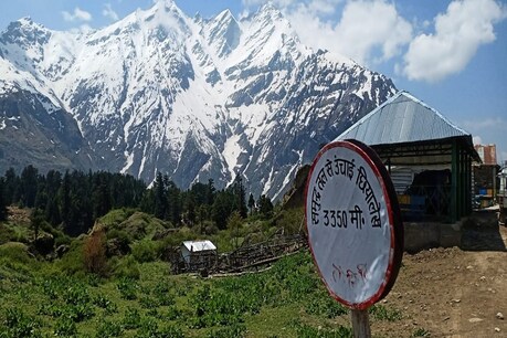 छियालेख में मौजूद है इनरलाइन यानी यहां से आगे बढ़ने के लिए परमिट जरूरी है.