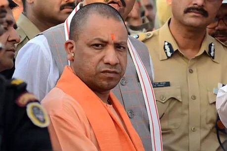 सीएम योगी के निर्देश पर किसानों की सब्जियों को सरकारी गाड़ी से रौंदने वाला दारोगा सस्पेंड सीएम योगी के निर्देश पर किसानों की सब्जियों को सरकारी गाड़ी से रौंदने वाला दारोगा सस्पेंड