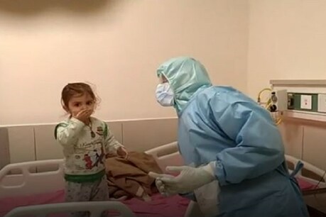 Viral Video: 15 माह की कोरोना पॉजिटिव ने डॉक्टर को दिया फ्लाइंग किस, नर्स से मिलाया हाथ
