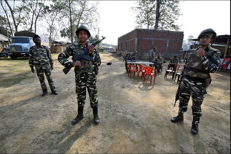 तीन CRPF जवानों को गोली मारने वाले लश्कर आतंकियों की हुई पहचान, एक निकला पाकिस्तानी तीन CRPF जवानों को गोली मारने वाले लश्कर आतंकियों की हुई पहचान, एक निकला पाकिस्तानी