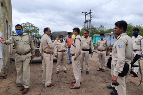 धनबाद में छेड़खानी पर दो पक्षों में खूनी संघर्ष, पत्थर और बमबाजी में 3 घायल धनबाद में छेड़खानी पर दो पक्षों में खूनी संघर्ष, पत्थर और बमबाजी में 3 घायल