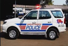 सड़क पर पड़ा था नोट और गहनों से भरा बैग:ईमानदार शख़्स ने मालिक को ढूंढ़ निकाला