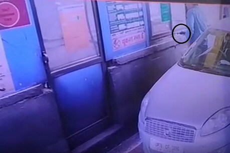 टोल प्लाजा पर डॉक्टर का हंगामा, टैक्स मांगने वाले कर्मी पर तानी पिस्टल, CCTV में कैद हुई करतूत टोल प्लाजा पर डॉक्टर का हंगामा, टैक्स मांगने वाले कर्मी पर तानी पिस्टल, CCTV में कैद हुई करतूत