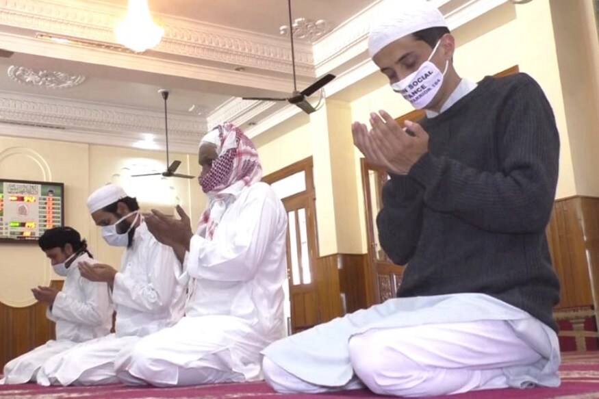 eid in lockdown, nainital, नैनीताल. झीलों की नगरी में आज ईद बड़ी ही सादगी से मनाई गई है. लॉकडाउन के चलते लोगों ने खरीदारी नहीं की तो शहर के लोगों ने नमाज भी घरों पर पढ़ी. नैनीताल की जामा मस्जिद में ईद की नमाज़ न होने से मस्जिद में सन्नाटा रहा हांलाकि मस्जिद में रहने वाले 4 लोगों ने नमाज पढ़कर रस्म अदा की और देश, शहर के लिए कौमी एकता और कोरोना वायरस से जंग में जीत की दुआ मांगी. ईद मुस्लिम समुदाय के लिए ईद सबसे बड़ा पर्व है लेकिन इस बार लॉकडाउन के चलते मस्जिद बंद होने से लोगों से अपील की थी की वो घरों पर ही रहकर लॉकडाउन के नियमों का पालन करें.