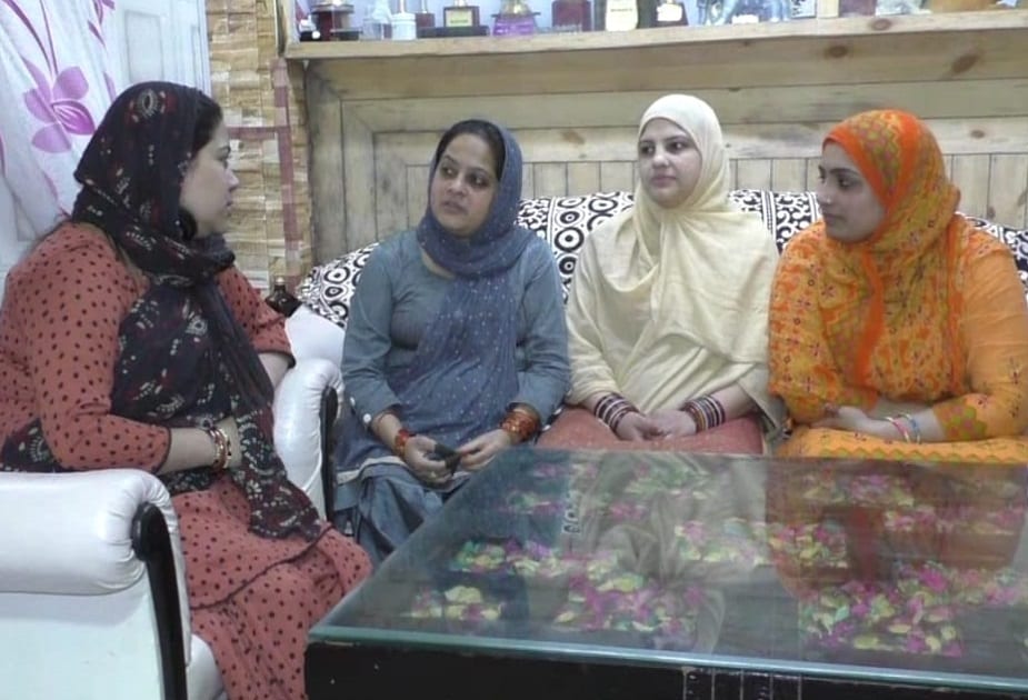 eid in lockdown, nainital, नैनीताल. झीलों की नगरी में आज ईद बड़ी ही सादगी से मनाई गई है. लॉकडाउन के चलते लोगों ने खरीदारी नहीं की तो शहर के लोगों ने नमाज भी घरों पर पढ़ी. नैनीताल की जामा मस्जिद में ईद की नमाज़ न होने से मस्जिद में सन्नाटा रहा हांलाकि मस्जिद में रहने वाले 4 लोगों ने नमाज पढ़कर रस्म अदा की और देश, शहर के लिए कौमी एकता और कोरोना वायरस से जंग में जीत की दुआ मांगी. ईद मुस्लिम समुदाय के लिए ईद सबसे बड़ा पर्व है लेकिन इस बार लॉकडाउन के चलते मस्जिद बंद होने से लोगों से अपील की थी की वो घरों पर ही रहकर लॉकडाउन के नियमों का पालन करें.