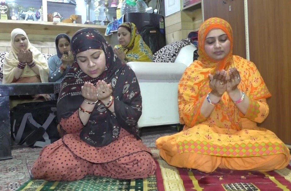 eid in lockdown, nainital, नैनीताल. झीलों की नगरी में आज ईद बड़ी ही सादगी से मनाई गई है. लॉकडाउन के चलते लोगों ने खरीदारी नहीं की तो शहर के लोगों ने नमाज भी घरों पर पढ़ी. नैनीताल की जामा मस्जिद में ईद की नमाज़ न होने से मस्जिद में सन्नाटा रहा हांलाकि मस्जिद में रहने वाले 4 लोगों ने नमाज पढ़कर रस्म अदा की और देश, शहर के लिए कौमी एकता और कोरोना वायरस से जंग में जीत की दुआ मांगी. ईद मुस्लिम समुदाय के लिए ईद सबसे बड़ा पर्व है लेकिन इस बार लॉकडाउन के चलते मस्जिद बंद होने से लोगों से अपील की थी की वो घरों पर ही रहकर लॉकडाउन के नियमों का पालन करें.