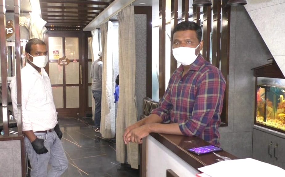 eid in lockdown, nainital, नैनीताल. झीलों की नगरी में आज ईद बड़ी ही सादगी से मनाई गई है. लॉकडाउन के चलते लोगों ने खरीदारी नहीं की तो शहर के लोगों ने नमाज भी घरों पर पढ़ी. नैनीताल की जामा मस्जिद में ईद की नमाज़ न होने से मस्जिद में सन्नाटा रहा हांलाकि मस्जिद में रहने वाले 4 लोगों ने नमाज पढ़कर रस्म अदा की और देश, शहर के लिए कौमी एकता और कोरोना वायरस से जंग में जीत की दुआ मांगी. ईद मुस्लिम समुदाय के लिए ईद सबसे बड़ा पर्व है लेकिन इस बार लॉकडाउन के चलते मस्जिद बंद होने से लोगों से अपील की थी की वो घरों पर ही रहकर लॉकडाउन के नियमों का पालन करें.