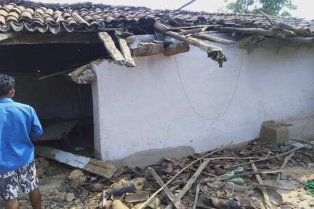 कोरबा में हाथियों ने 4 किसानों का घर तोड़ा, 250 किलो अनाज बर्बाद, जान बचाकर भागे लोग कोरबा में हाथियों ने 4 किसानों का घर तोड़ा, 250 किलो अनाज बर्बाद, जान बचाकर भागे लोग