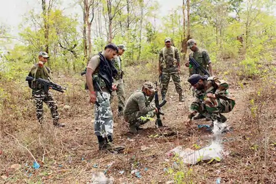 चाईबासा में पुलिस और नक्सलियों के बीच मुठभेड़ हुई, जिसमें तीन नक्सलियों को मार गिराया गया (फाइल फोटो) 