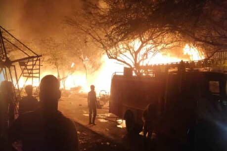 दिल्ली के तुगलकाबाद इलाके में लगी भयंकर आग, चपेट में आईं 700 झुग्गियां दिल्ली के तुगलकाबाद इलाके में लगी भयंकर आग, चपेट में आईं 700 झुग्गियां