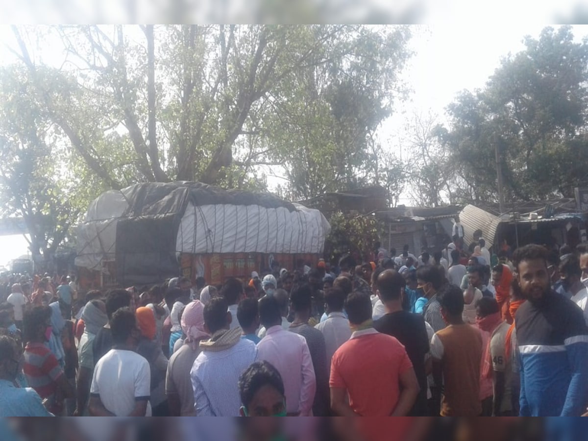 हजारीबाग: गलत साइड से आ रहे हाईवा को बचाने के चक्‍कर में दुकान में घुसा  ट्रक, 4 की मौके पर मौत | Three died in Road Accident in Hazaribagh of  Jharkhand nodgm – News18 हिंदी