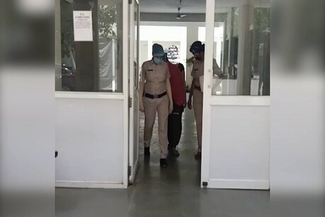 गुरुग्राम: गैंगरेप का झूठा केस दर्ज करवाने वाली युवती गिरफ्तार, पुलिसकर्मी और सरपंच से की थी 30 लाख की डिमांड गुरुग्राम: गैंगरेप का झूठा केस दर्ज करवाने वाली युवती गिरफ्तार, पुलिसकर्मी और सरपंच से की थी 30 लाख की डिमांड