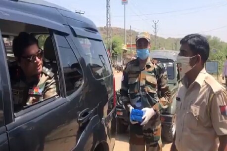 Video: भारतीय सेना ने कोरोना ड्यूटी पर तैनात पुलिसकर्मियों को किया 'सलाम', बांटी मिठाई Video: भारतीय सेना ने कोरोना ड्यूटी पर तैनात पुलिसकर्मियों को किया 'सलाम', बांटी मिठाई