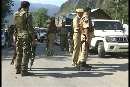 लश्कर को सहयता पहुंचाने के आरोप में 4 लोग गिरफ्तार, भारी मात्रा में हथियार बरामद लश्कर को सहयता पहुंचाने के आरोप में 4 लोग गिरफ्तार, भारी मात्रा में हथियार बरामद