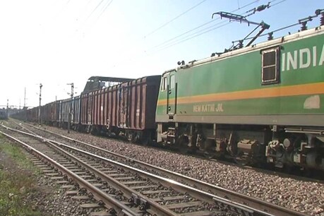 Live Updates: औरंगाबाद में ट्रैक पर सोये प्रवासी मजदूरों के ऊपर से गुजरी ट्रेन, 17 की मौत Live Updates: औरंगाबाद में ट्रैक पर सोये प्रवासी मजदूरों के ऊपर से गुजरी ट्रेन, 17 की मौत