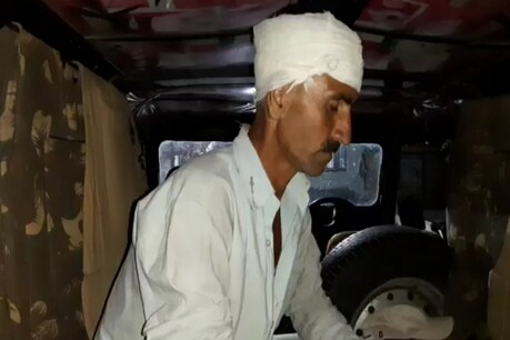 महिलाओं पर फब्तियां कसने को लेकर दो समुदाय के बीच खूनी संघर्ष, 6 लोग घायल महिलाओं पर फब्तियां कसने को लेकर दो समुदाय के बीच खूनी संघर्ष, 6 लोग घायल