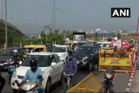 Traffic Alert: दिल्ली-गाजीपुर बॉर्डर पर लंबा जाम, पास और ID होने पर ही सीमा क्रॉस करने की इजाजत Traffic Alert: दिल्ली-गाजीपुर बॉर्डर पर लंबा जाम, पास और ID होने पर ही सीमा क्रॉस करने की इजाजत