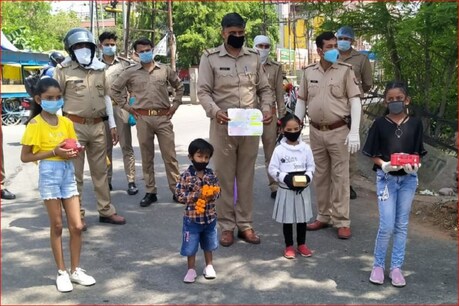 कानपुर के नन्हे बच्चों का बड़ा काम, Corona से जंग के लिए कर दिए अपने गुल्लक दान कानपुर के नन्हे बच्चों का बड़ा काम, Corona से जंग के लिए कर दिए अपने गुल्लक दान