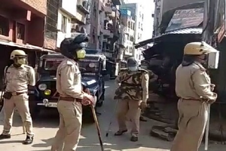 COVID-19: कोरोना वॉरियर्स पर हमले में अब तक 20 गिरफ्तार, पुलिस पर तेजाब भरी बोतलें फेंकने का आरोप COVID-19: कोरोना वॉरियर्स पर हमले में अब तक 20 गिरफ्तार, पुलिस पर तेजाब भरी बोतलें फेंकने का आरोप