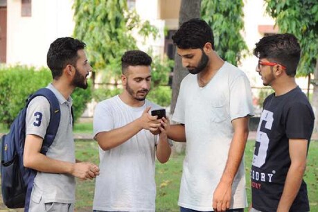 कोरोना वायरस के चलते देशभर में स्कूल और कॉलेज समेत अन्य शिक्षण संस्थान करीब ढाई महीने से बंद हैं.