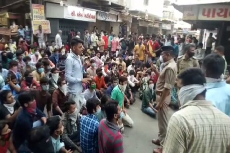 जम्मू में प्रवासी मजदूरों ने सैलरी न मिलने पर टेक्सटाइल मिल में किया हंगामा, कई वाहन तोड़े जम्मू में प्रवासी मजदूरों ने सैलरी न मिलने पर टेक्सटाइल मिल में किया हंगामा, कई वाहन तोड़े