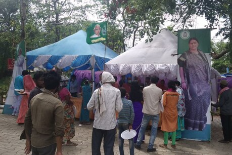 लालू लंगर में गरीबों को परोसे जा रहे मछली-चिकेन से लेकर कई स्पेशल डिशेज लालू लंगर में गरीबों को परोसे जा रहे मछली-चिकेन से लेकर कई स्पेशल डिशेज